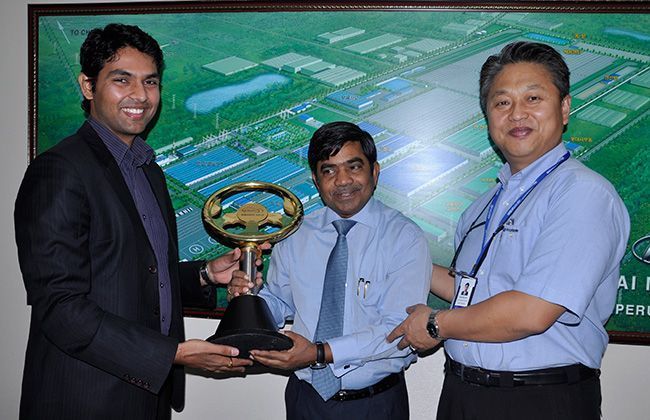 Hyundai Verna and i10 receive CarDekho Award 2012